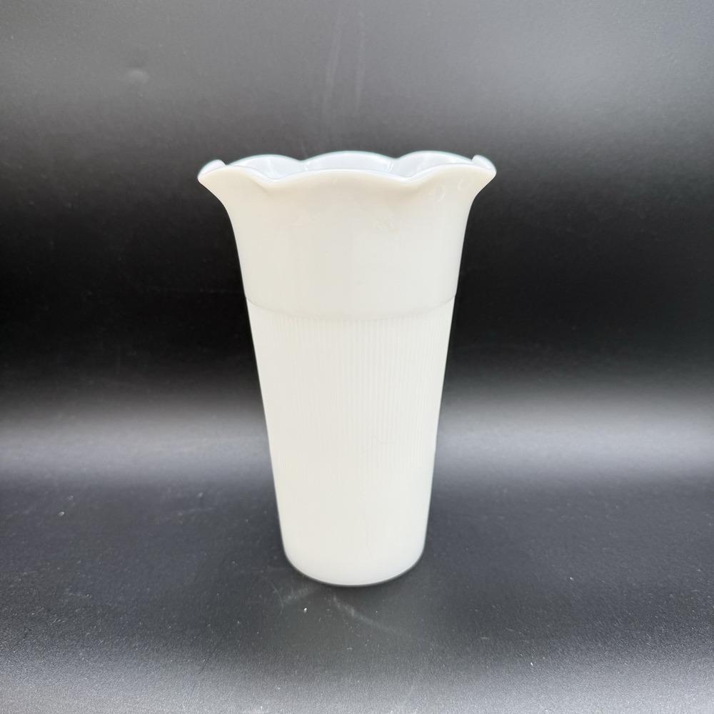 Hazel-Atlas White Milk Glass Ribbed Vase with Scalloped Rim MCM Vintage EUC - Picture 1 of 6